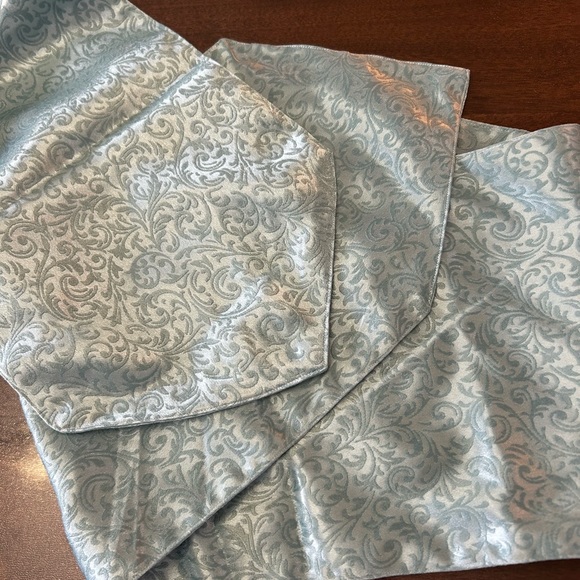 Table runner - Picture 2 of 2